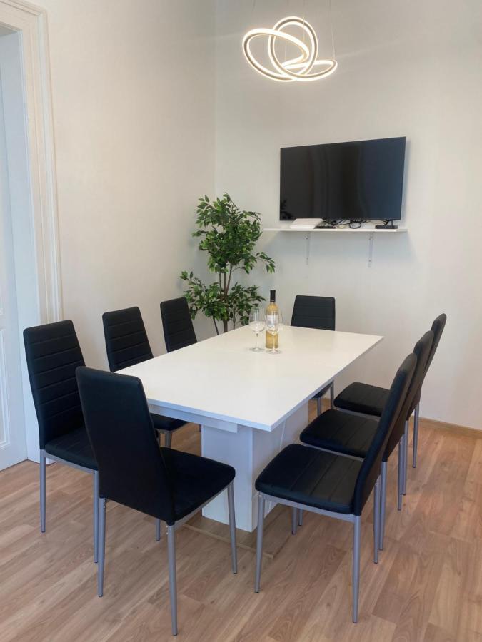 Designed Next To Vaclav Square With Terrace And Private Garage Apartamento *